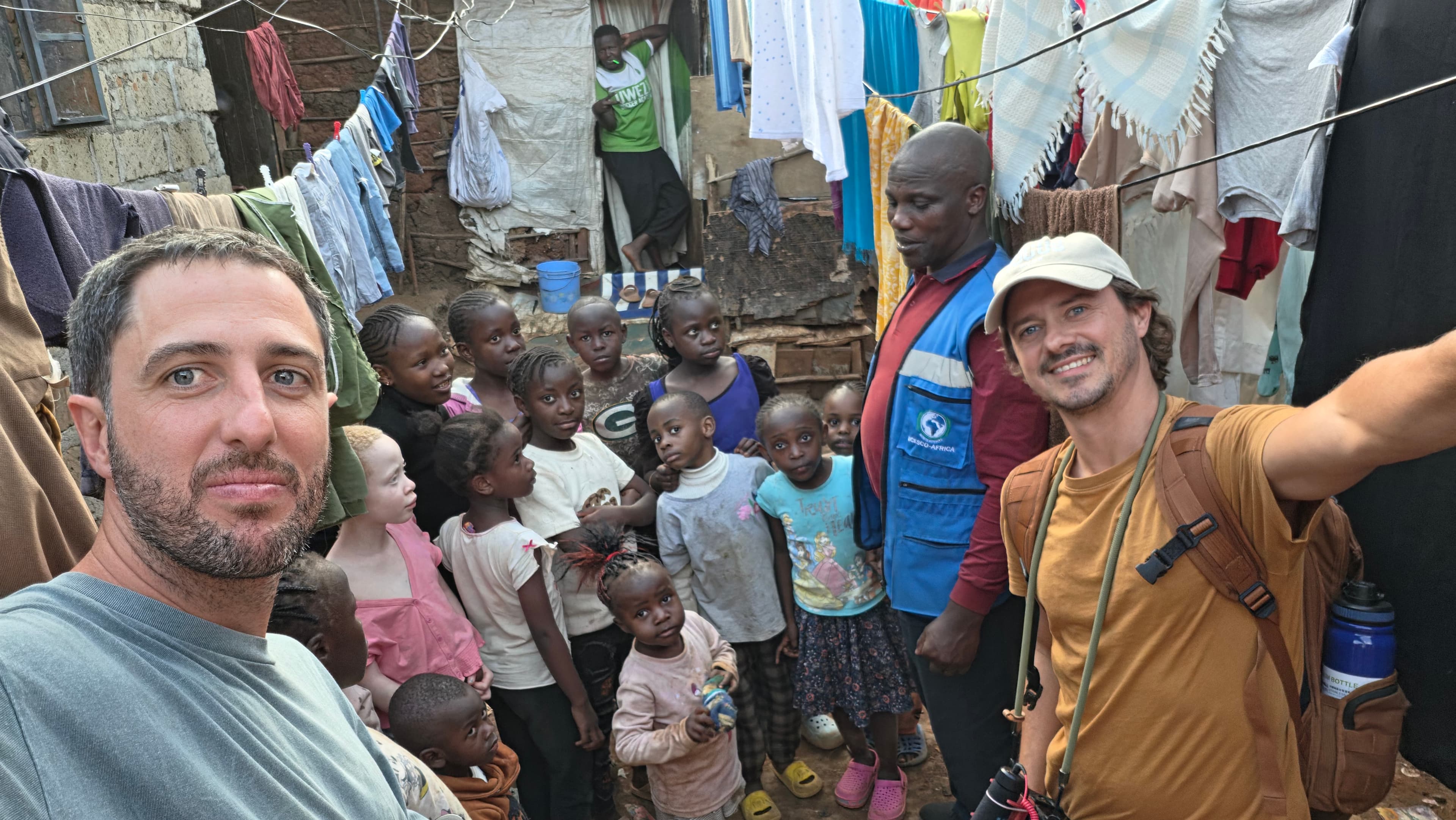El equipo de BADILI junto a niños en una comunidad de Kenia