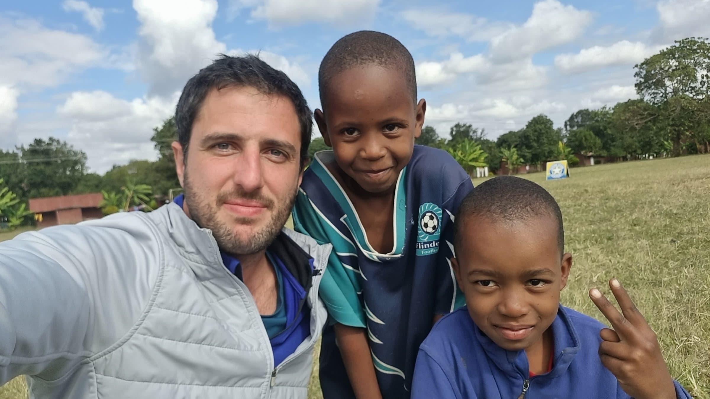 Voluntarios entrenando y jugando al fútbol con chicos de la academia en Arusha