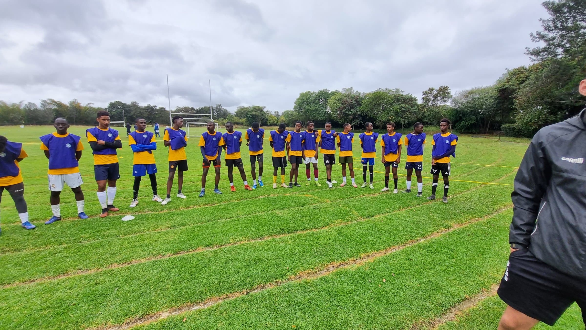 Voluntarios entrenando y jugando al fútbol con chicos de la academia en Arusha