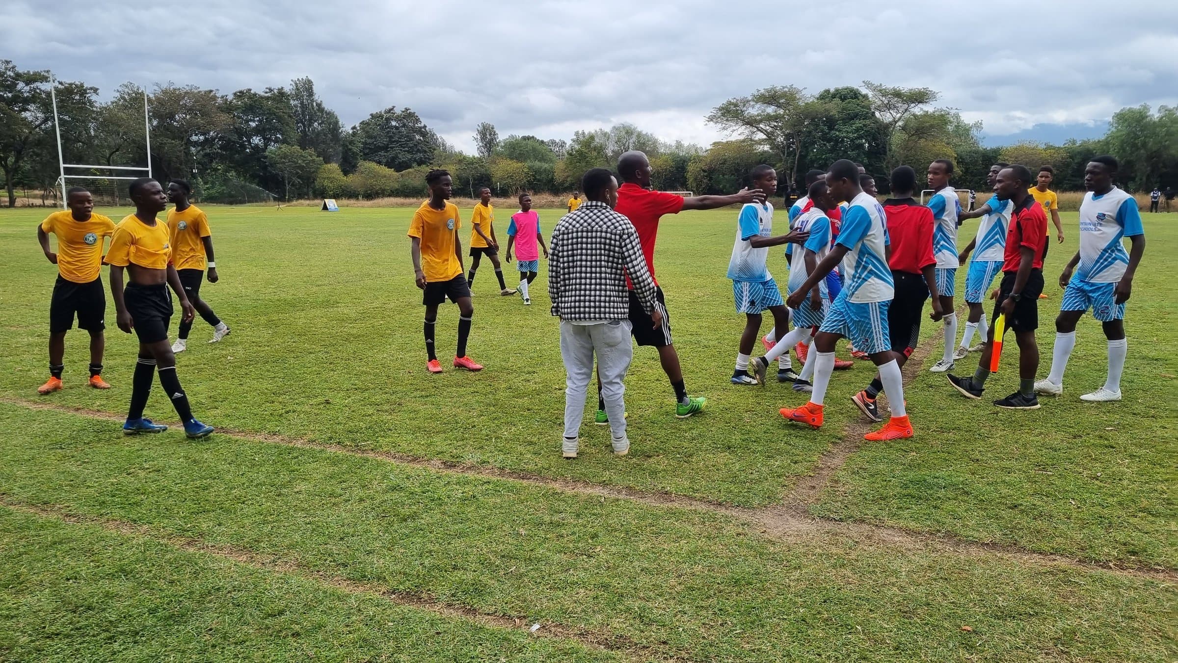 Voluntarios entrenando y jugando al fútbol con chicos de la academia en Arusha